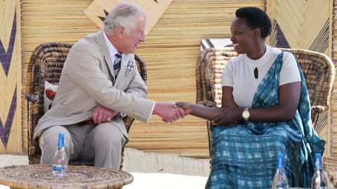 El príncipe Carlos se encuentra con un sobreviviente del genocidio en la aldea de reconciliación de Mybo.