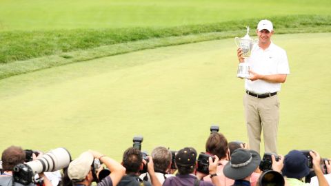 Glover poses with the US Open trophy after his two-stroke win at Bethpage State Park in 2009.