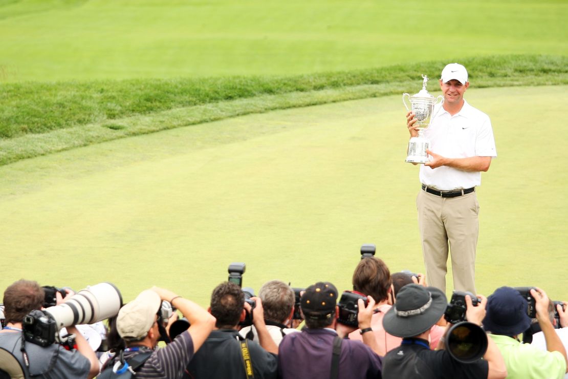 Glover poses with the US Open trophy after his two-stroke victory at Bethpage State Park in 2009.