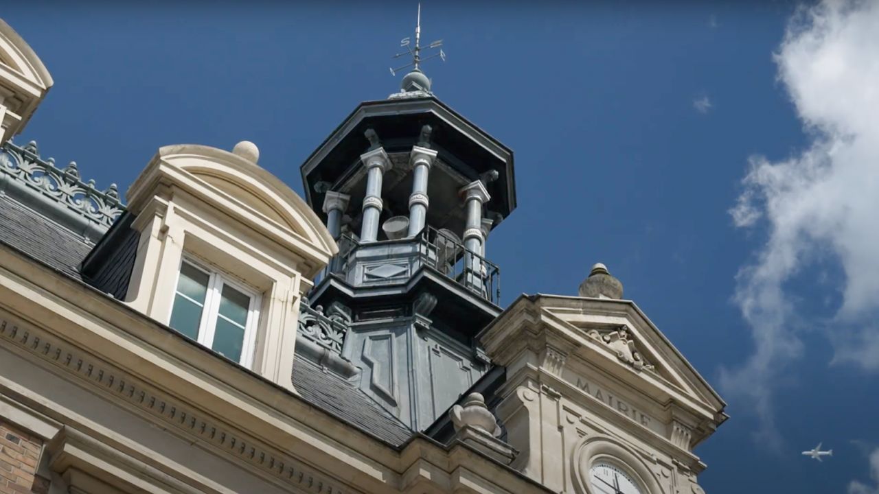 Siren loudspeakers can be seen in the tower of Maison Laffitte's town hall.