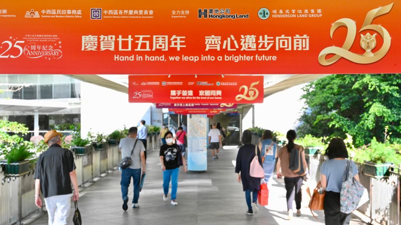 Sji Dzjiņpins apmeklē Honkongu, lai atzīmētu piegādes 25. gadadienu, pirmajā braucienā ārpus kontinentālās Ķīnas kopš epidēmijas sākuma.