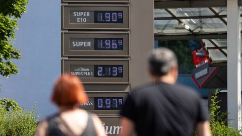 17 جون 2022 کو جرمنی کے شہر برلن میں ایک گیس اسٹیشن پر ایندھن کی قیمتیں ایک نشان پر آویزاں ہیں۔