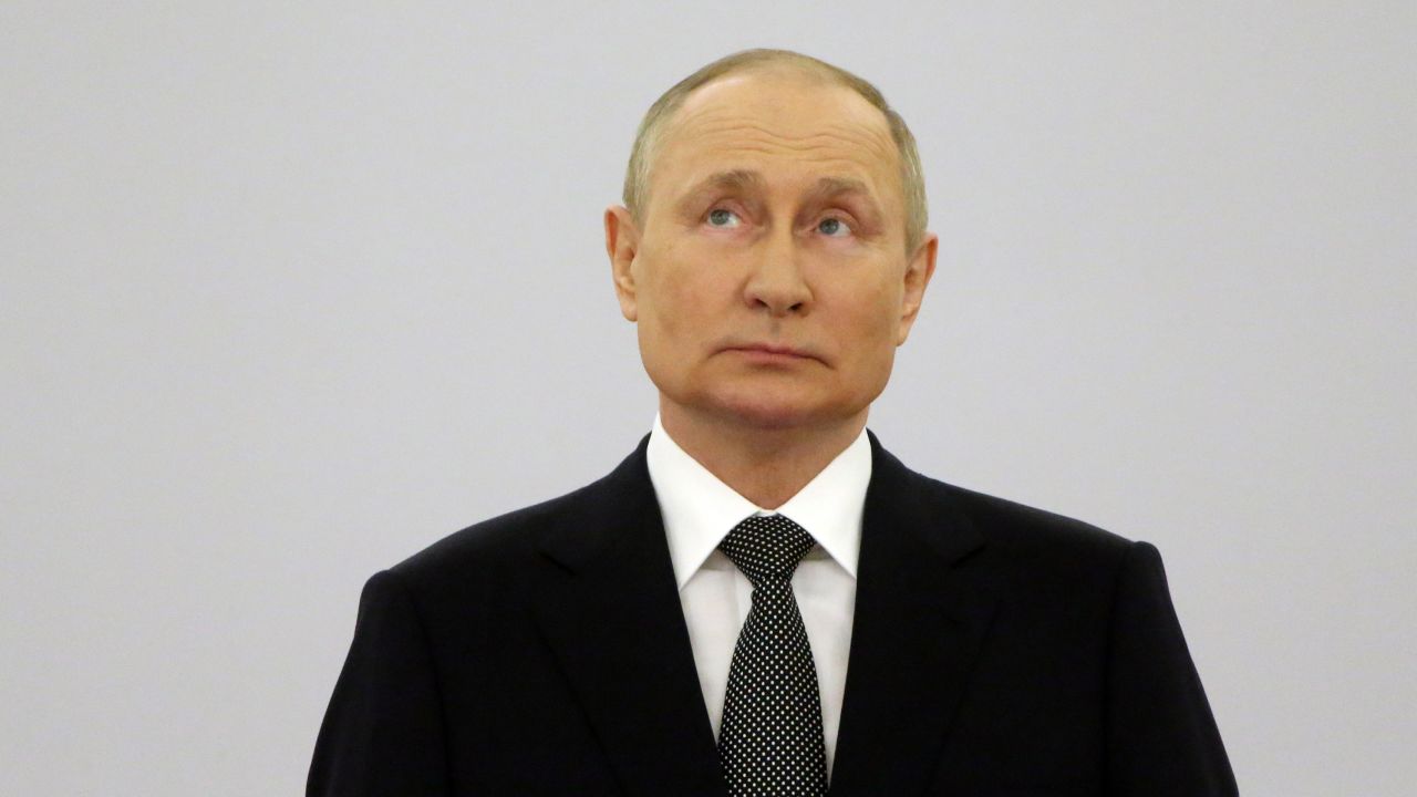 Russian President Vladimir Putin attends a ceremony at the Grand Kremlin Palace on June 12, 2022, in Moscow, Rusia.