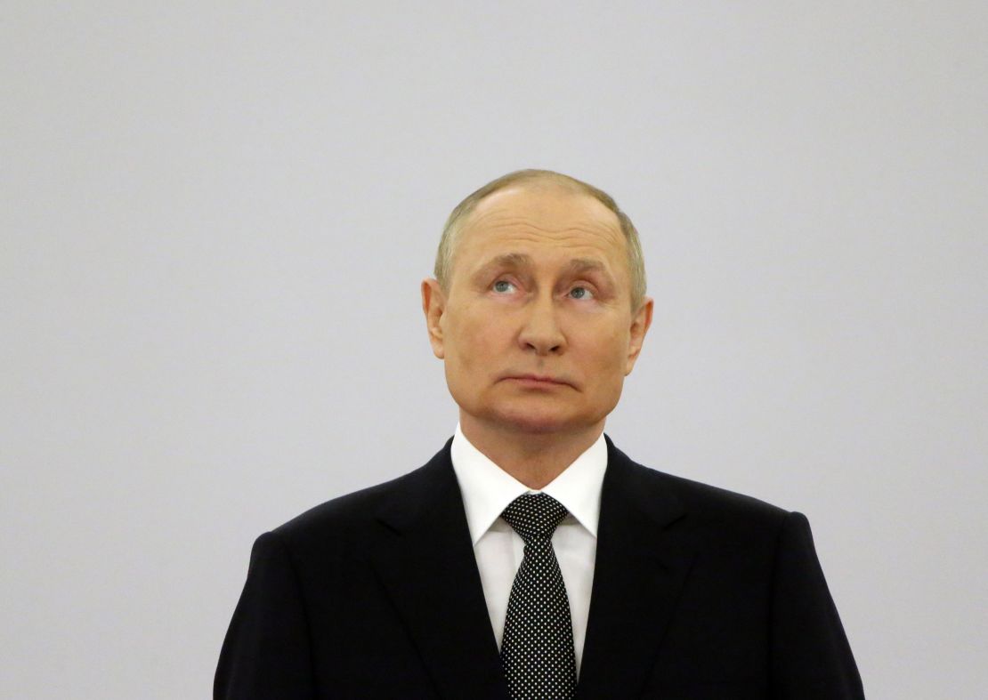 Russian President Vladimir Putin attends a ceremony at the Grand Kremlin Palace on June 12, 2022, in Moscow, Rusia.