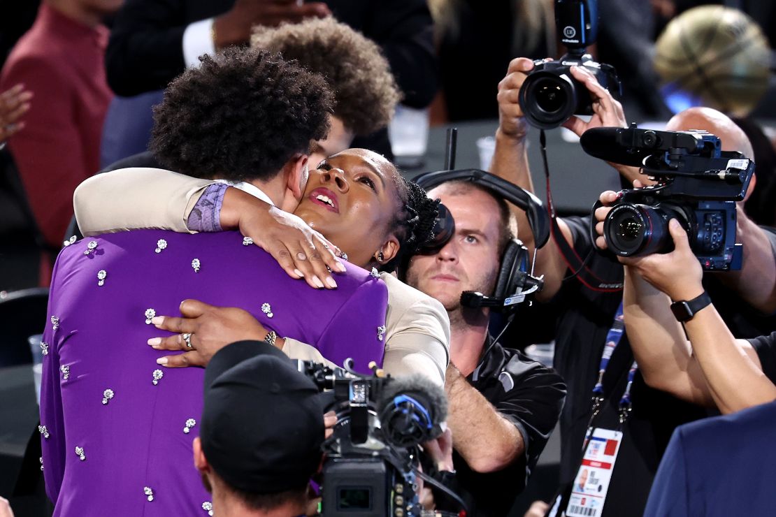 Banchero hugs his mom Rhonda during the 2022 NBA Draft.