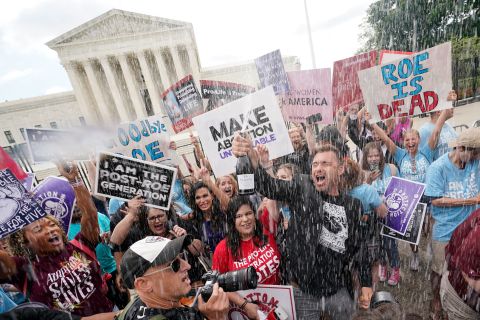 Демонстрантите срещу абортите празнуват с шампанско пред Върховния съд.