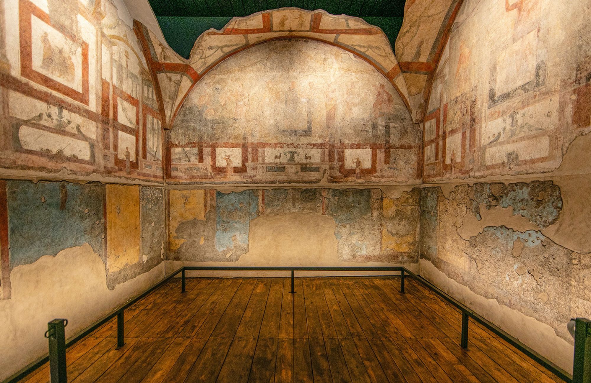 01 Fresco Roman baths scli intl