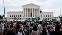 Demonstrators gather outside the United States Supreme Court as the court rules in the Dobbs v Women's Health Organization abortion case, overturning the landmark Roe v Wade abortion decision in Washington, U.S., June 24, 2022. REUTERS/Michael Mccoy