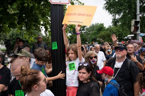 Джил МакЕлрой, в центъра, и нейната 9-годишна дъщеря Мериам участват в демонстрация за правата на аборт пред Върховния съд. 