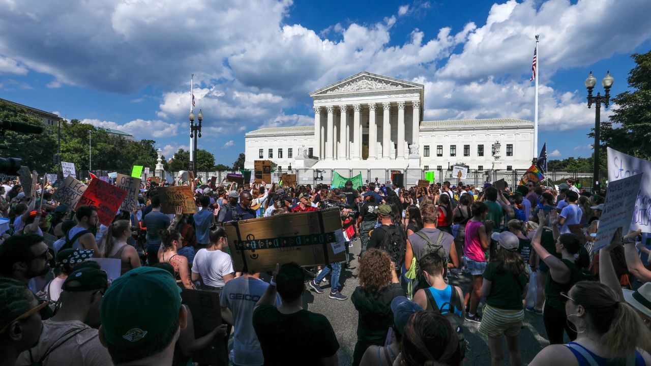 Supporters and opponents of abortion rights rally in front of the US Supreme Court in Washington, DC, on June 25, 2022. 