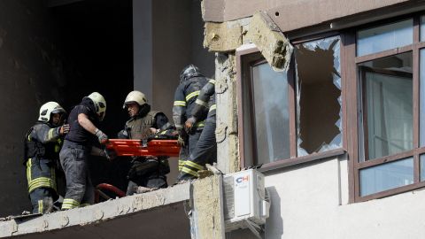Los equipos de rescate evacuan a una persona de un edificio residencial dañado por un ataque con misiles rusos en Kyiv, Ucrania, el 26 de junio de 2022. 