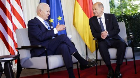 Le chancelier allemand Olaf Scholz, à droite, accueille le président américain Joe Biden, à gauche, pour une réunion bilatérale au château d'Elmau à Kruen, près de Garmisch-Partenkirchen, en Allemagne, le dimanche 26 juin 2022. 