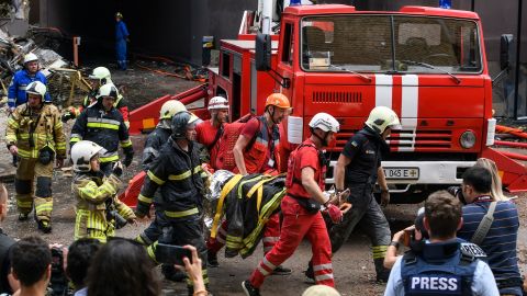Em 26 de junho de 2022, equipes de resgate evacuaram um homem de um prédio de apartamentos destruído em um ataque aéreo russo no distrito de Shevchenkivsky, em Kevin.