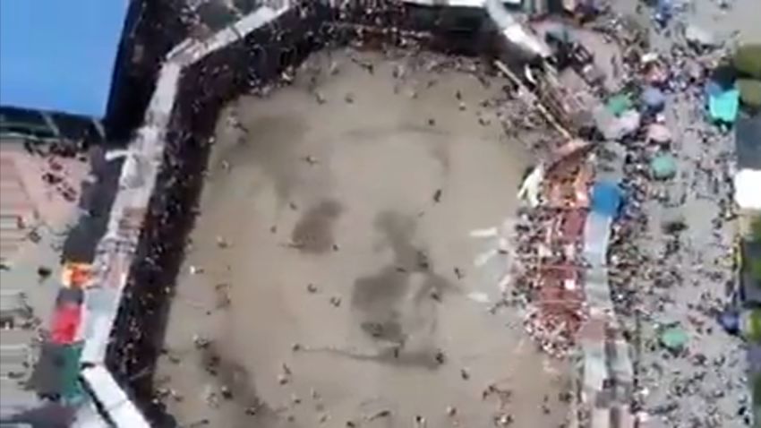 Hundreds are injured after a stadium in El Espinal in Colombia's western state of Tolima collapsed during a bullfight Sunday, local media reports.  
 
Video posted by Colombia's president-elect Gustavo Petro shows a stand full of spectators at Sunday's bullfight collapsing as people try to run from the area.
