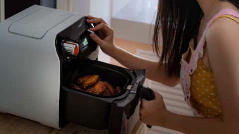 Highlights how to clean air fryer lead