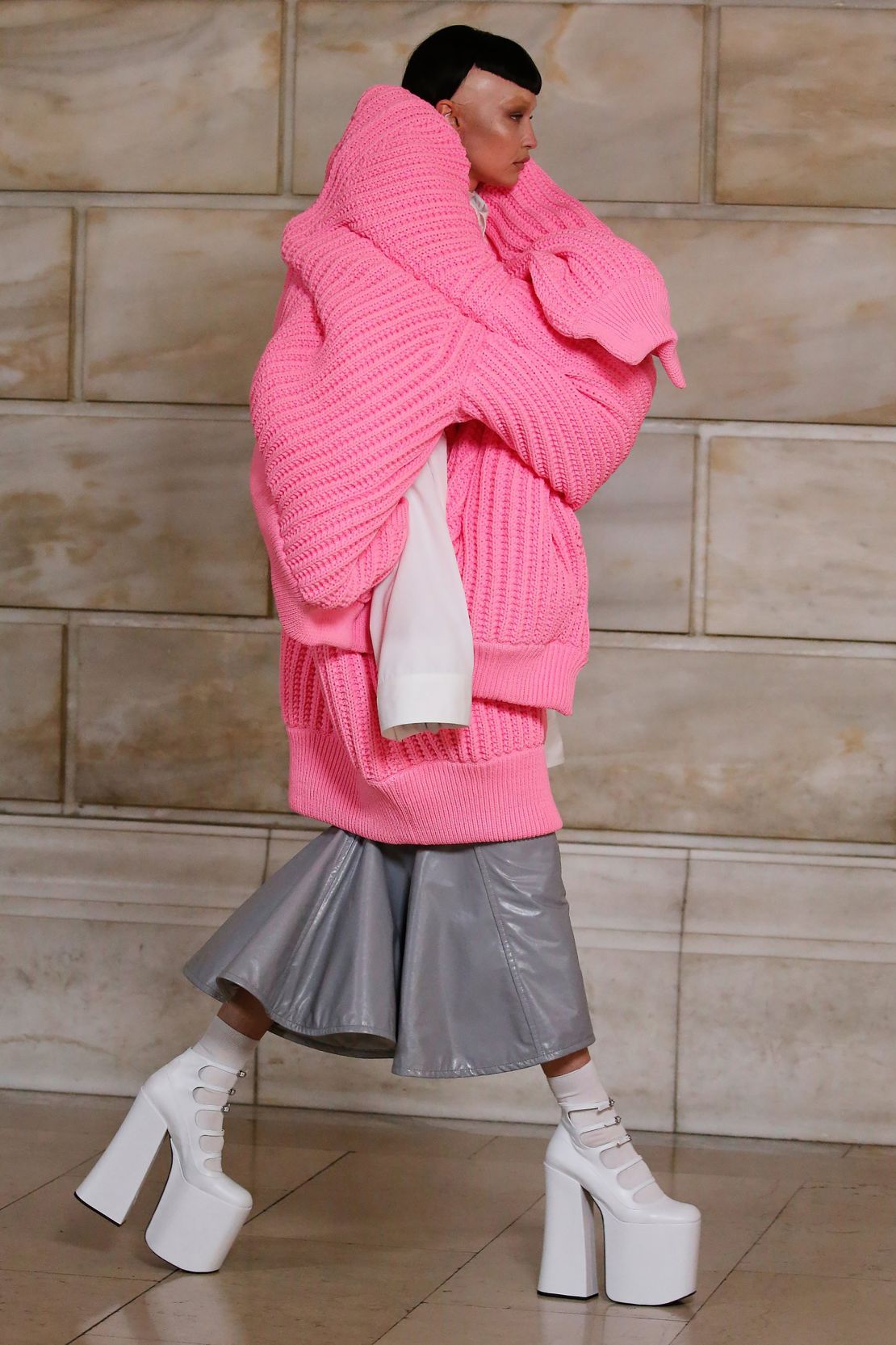 Gig Hadid wearing outsized knitwear at Marc Jacobs' Fall 2022 show in New York.