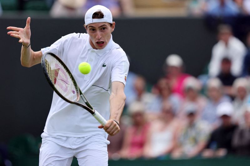 Wimbledon: Ugo Humbert arrives on court without his rackets | CNN