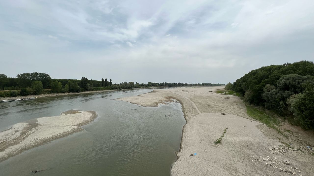 The sandy river bed of the Po can be seen near Mantova. 