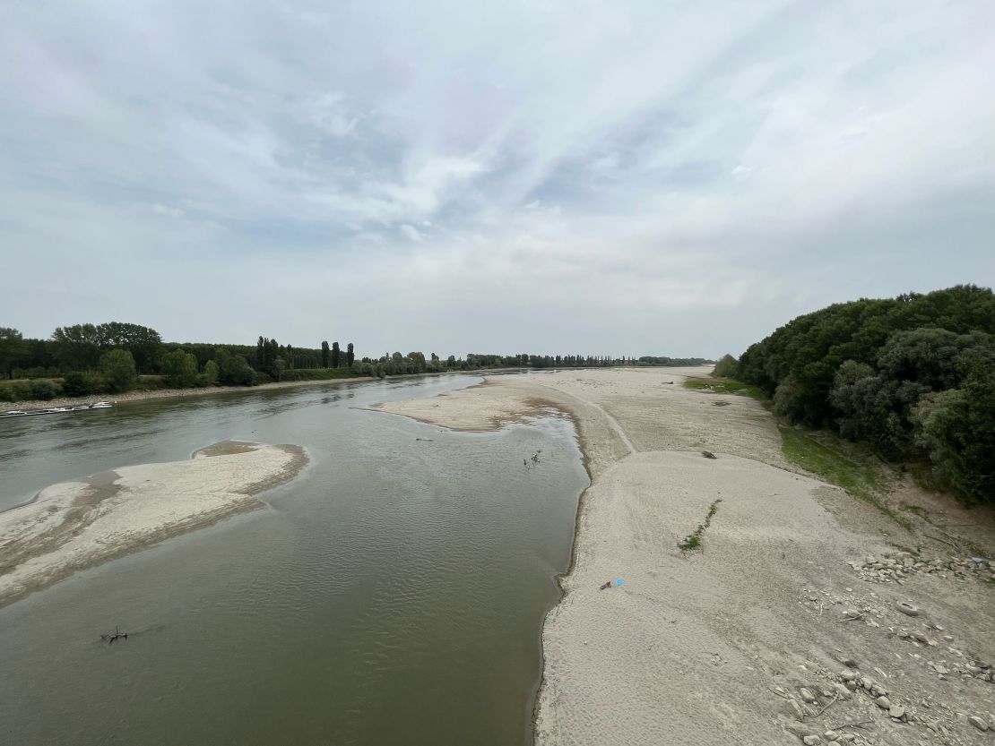 The sandy river bed of the Po can be seen near Mantova. 