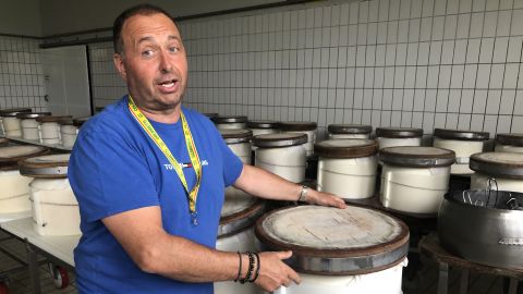 La leche de las vacas del productor lechero Simone Minelli se convierte en el auténtico queso parmesano Parmigiano Reggiano de la región.