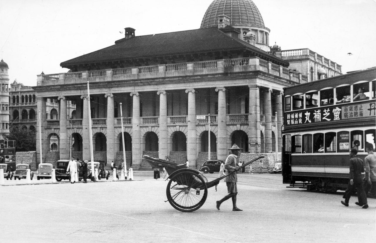 A Hong Kong courthouse is lined with sandbags to protect against emergencies in 1941.