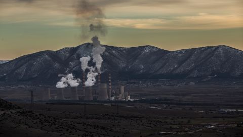 AkriniにあるCharalambos Mouratidisの農場がある丘を背景に、石炭発電所を見渡す景色。