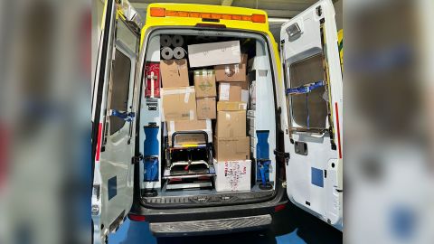 واحدة من ثلاث سيارات إسعاف مليئة بموارد الإسعافات الأولية وبتمويل من مانحي هونغ كونغ لإرسالها من إسبانيا إلى أوكرانيا.