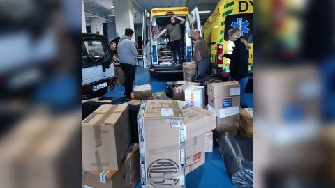 يقوم لاعب كرة القدم الأوكراني رومان زوزوليا ومتطوعون آخرون بملء سيارات الإسعاف لإرسالها إلى أوكرانيا بحزم رعاية في مدريد ، إسبانيا.