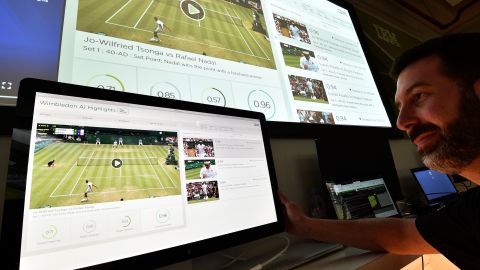 En IBM-tekniker poserer med skærme, der viser AI-genererede højdepunkter under Wimbledon 2019. Turneringen har indgået et samarbejde med IBM for at uddanne fans ved 2022-turneringen.