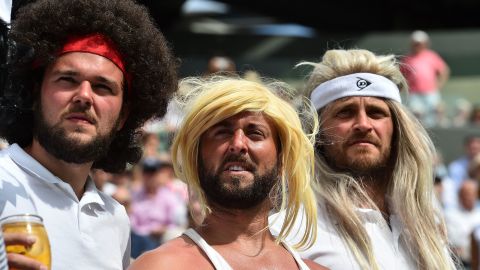 Tilskuere i fancy dress er tennisikoner ved Wimbledon 2017. 