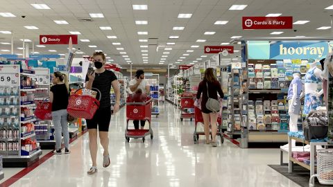 تمتلك Target العشرات من العلامات التجارية الخاصة بها ، مثل Cat & Jack و Universal Thread و up & up.