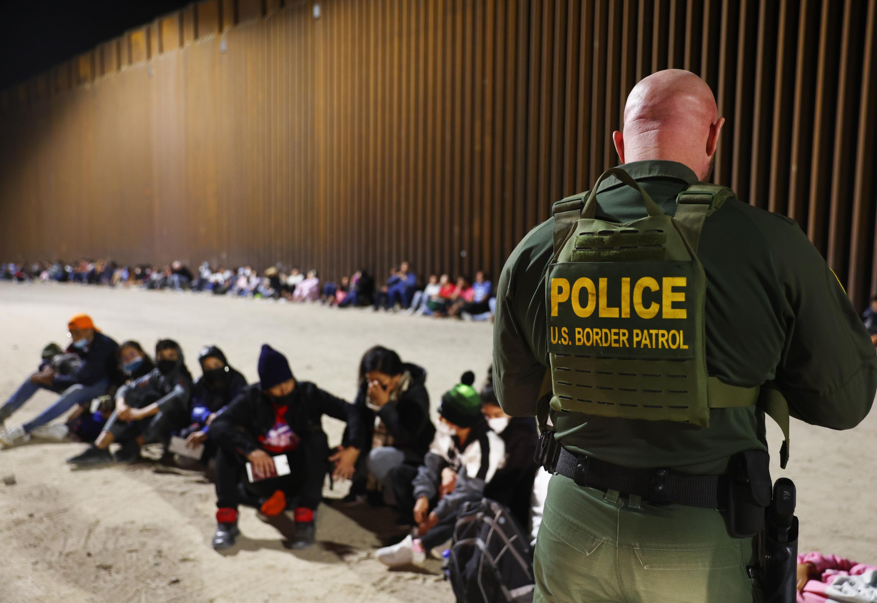 Federal judge prohibits separating migrant families at US border