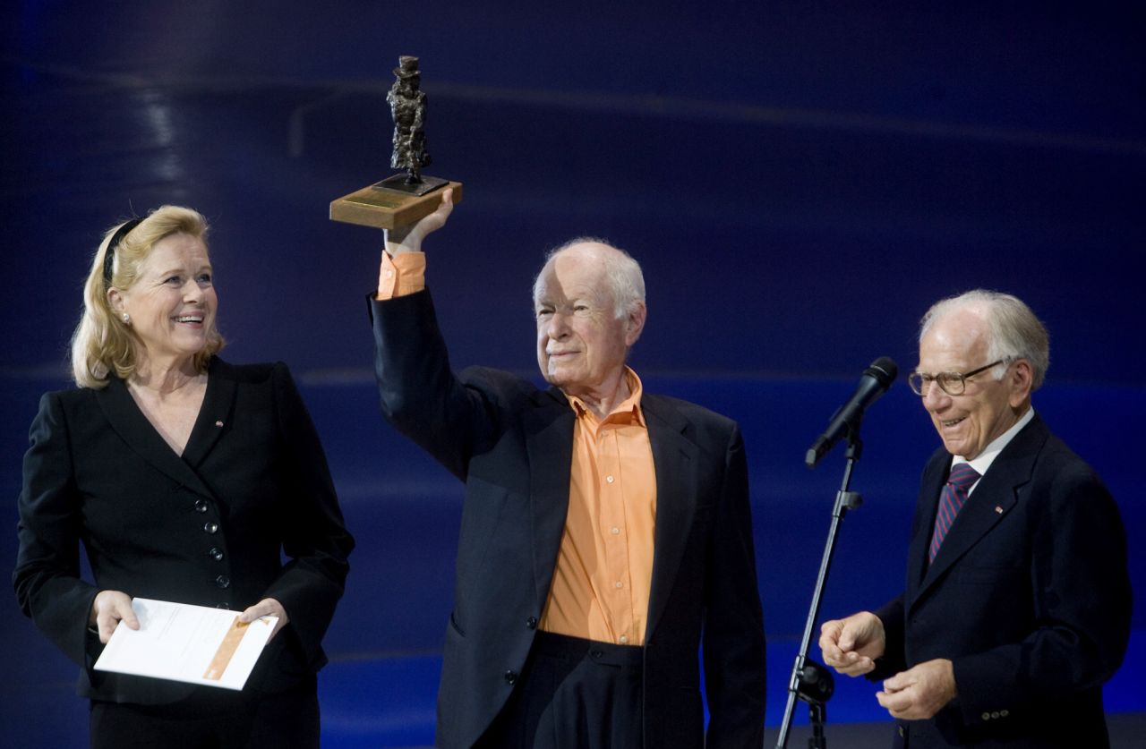 Peter Brook, center, receives the Ibsen Award at a 2008 ceremony in the National Theatre in Oslo.