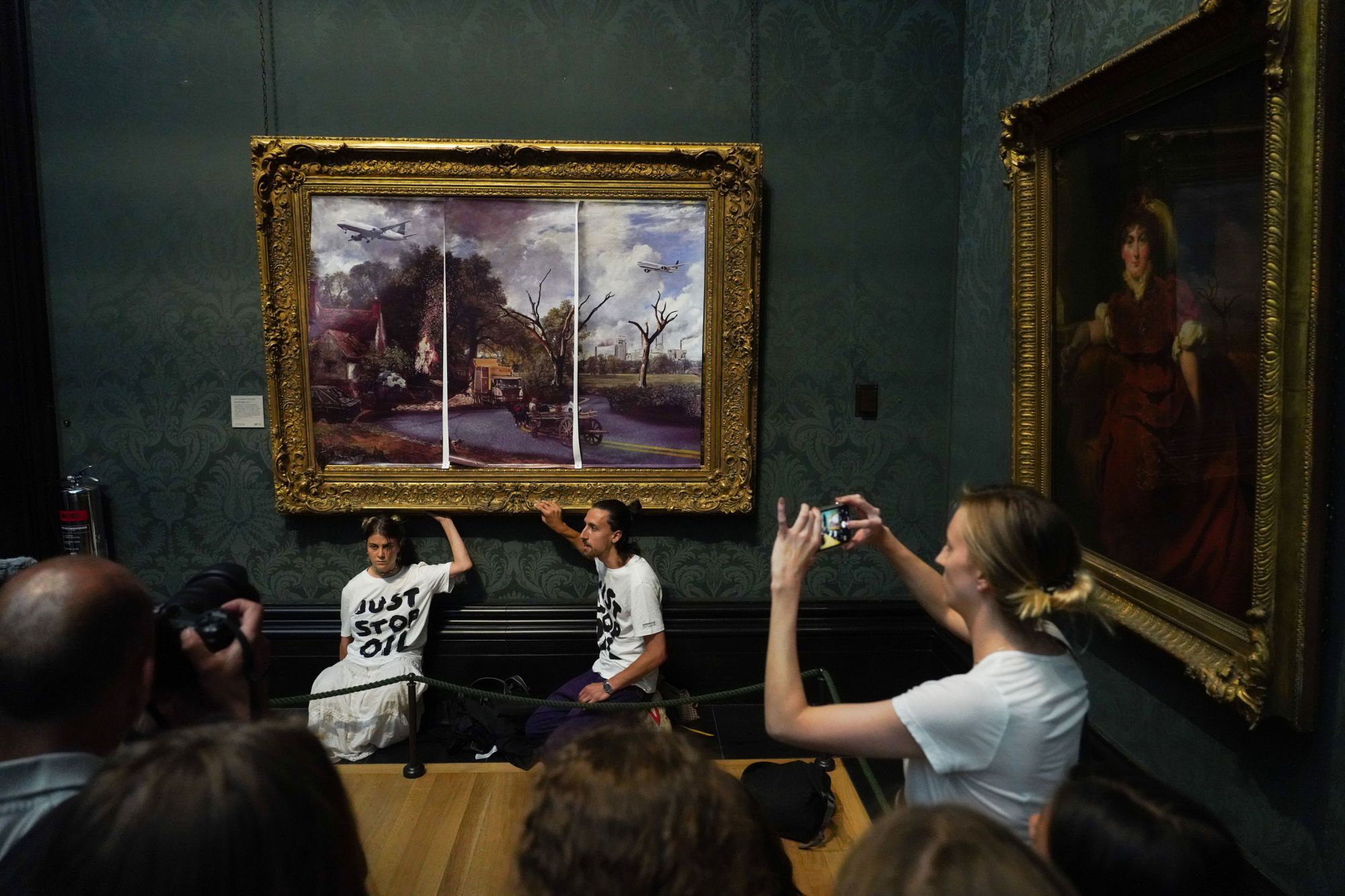 Картины портят. Лондонская Национальная галерея. Экоактивисты в музеях. Картина Подсолнухи в национальной галереи Лондона.
