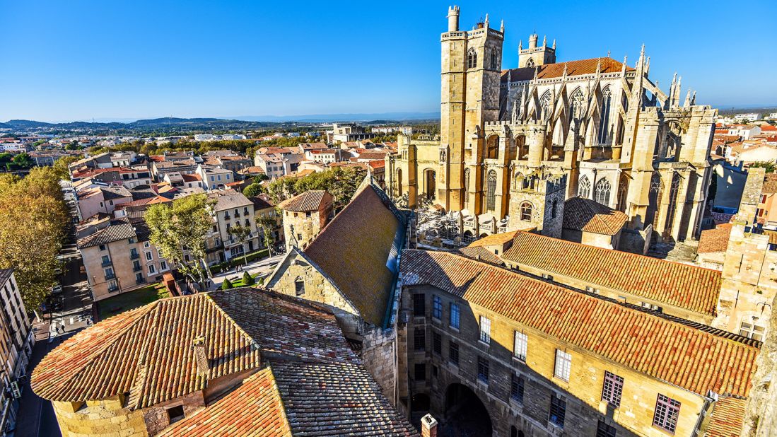 <strong>Historical city center:</strong> The High Gothic-style Cathedral of Saint-Just and Saint-Pasteur is a prominent Narbonne landmark.