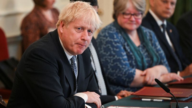 Pourquoi le Premier ministre britannique Boris Johnson fait-il face à sa plus grande crise, et quelle est la prochaine étape ?