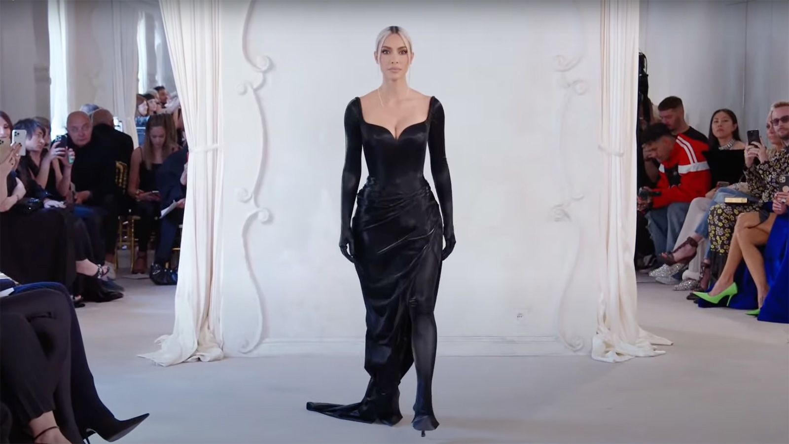 specificere Lily reform Kim Kardashian walks in Balenciaga show at Paris Couture Fashion Week | CNN