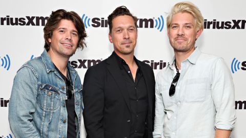 (Desde la izquierda) Zac Hanson, Isaac Hanson y Taylor Hanson de Hanson visitan SiriusXM Studios el 20 de mayo en la ciudad de Nueva York. 