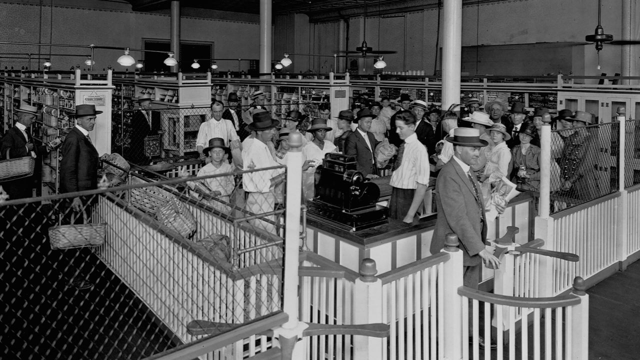 Shoppers at Piggly Wiggly, the first self-service supermarket, in 1918.