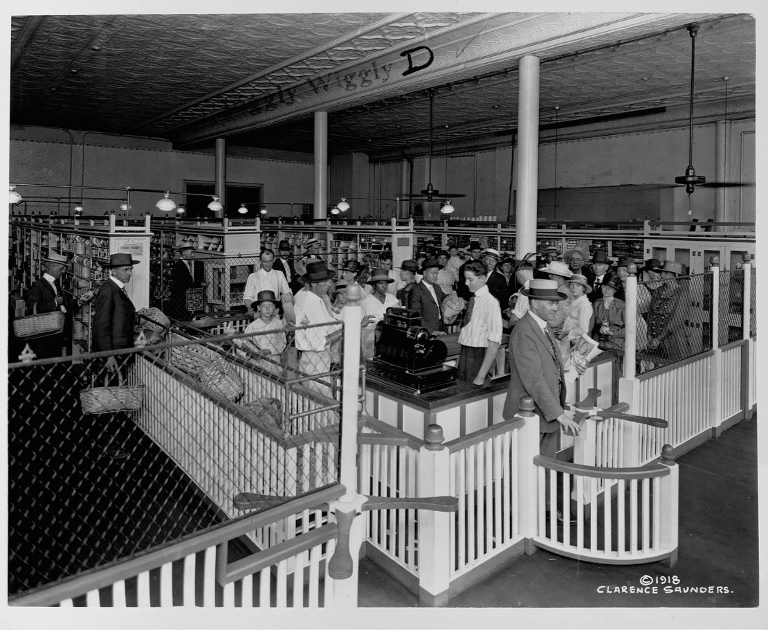 Shoppers at Piggly Wiggly, the first self-service supermarket, in 1918.