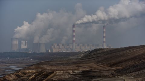 De la vapeur et de la fumée s'échappent de la centrale électrique au charbon de Belchatow à Rogowiec, en Pologne.  La station émet environ 30 millions de tonnes métriques de dioxyde de carbone par an.