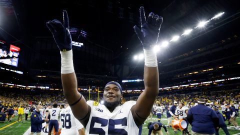 Ojabo celebrates after beating the Iowa Hawkeyes in the Big Ten Championship.