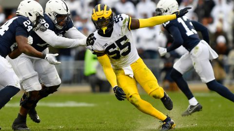 Ojabo rushes the quarterback against Penn State Nittany Lions.