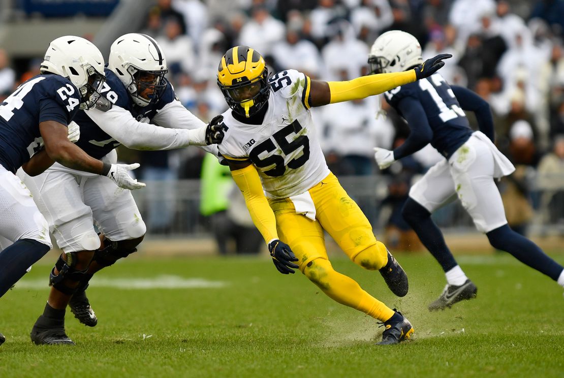 Ojabo rushes the quarterback against Penn State Nittany Lions.