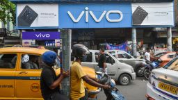 Магазин за смарт телефони VIVO, както се вижда на улица в Колката, Индия на 29 октомври 2021 година Доставката на смарт телефони в Индия е намаляла с 2% до 54 милиона единици през септемврийското тримесечие. (Снимка от Debarchan Chatterjee/NurPhoto посредством Getty Images)