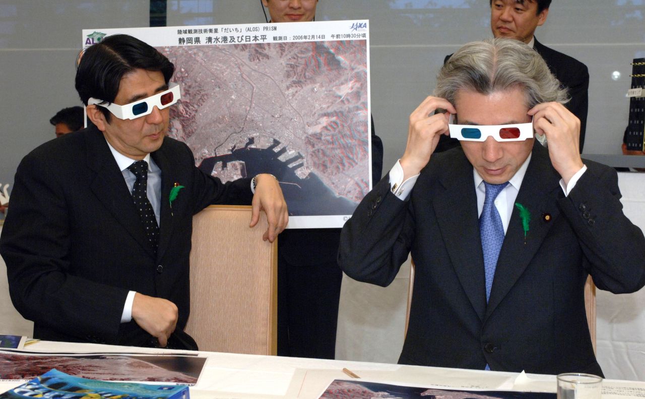 Abe and Koizumi wear 3D glasses during a science and technology conference held at Koizumi's official residence in 2006.