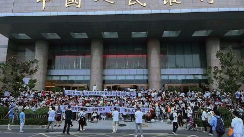 The protest outside the Zhengzhou branch of the country's central bank, the People's Bank of China, is the largest one depositors have staged in recent months.