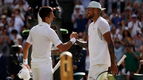 Djokovic e Kyrgios apertam as mãos após a final de simples masculina de Wimbledon.