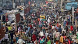 FILE PHOTO: People shop in a crowded market amidst the spread of the coronavirus disease (COVID-19), in Kolkata, India, January 6, 2022. REUTERS/Rupak De Chowdhuri/File Photo