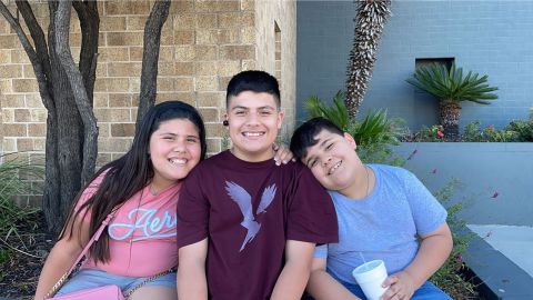 AJ Martinez, à droite, avec son frère et sa sœur.